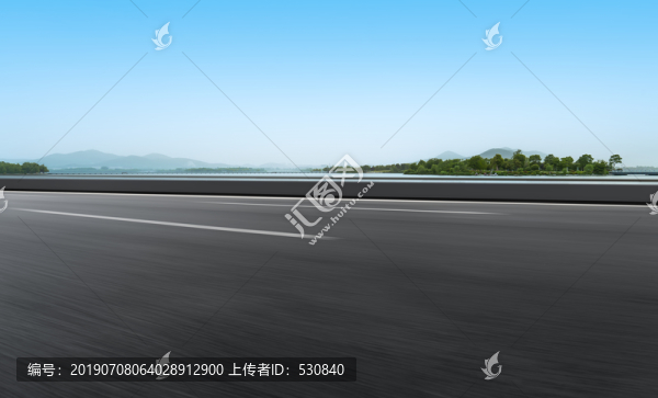 高速公路和远山绿树