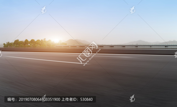 高速公路和远山绿树