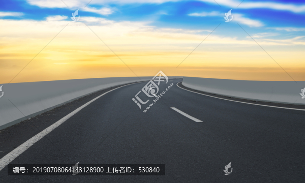 高速公路和天空云彩