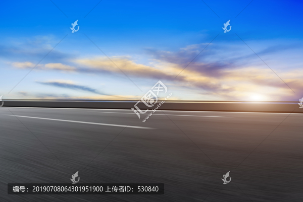 路面天际线和天空云彩