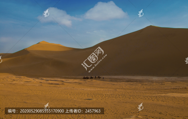 甘肃敦煌鸣沙山月牙泉