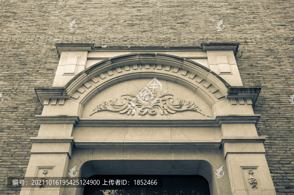老上海石库门老建筑门楼雕花特写