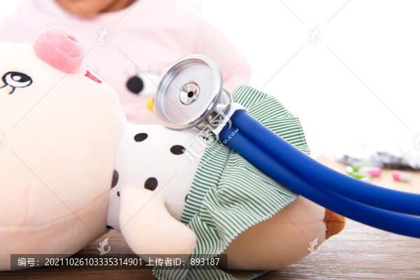孩子的玩具和玩具上的听诊器