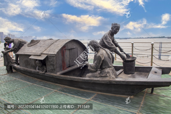 长江渔民船上生活场景
