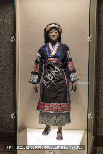 布依族蜡染女服