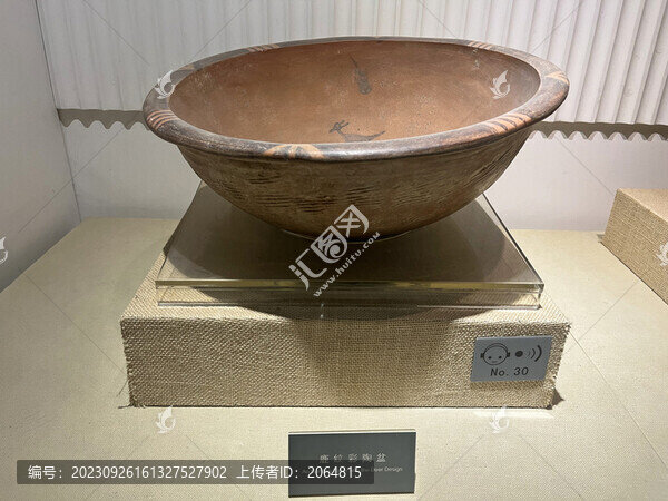 鹿纹彩陶盆