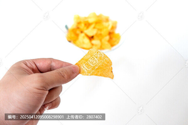 一盘白色彩绘碟子里装着一堆膨化薯片零食