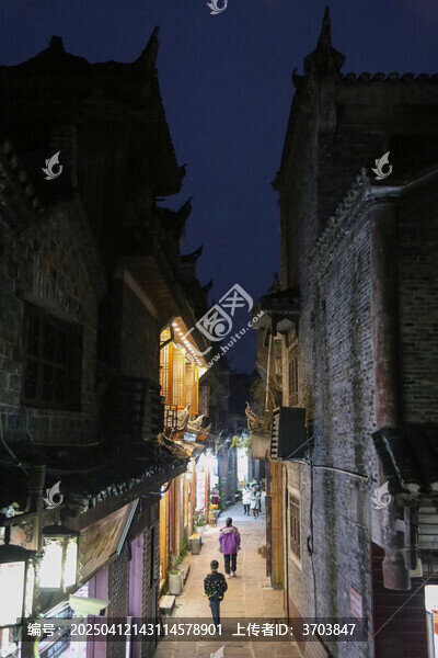 夜晚凤凰古城中的一条小巷