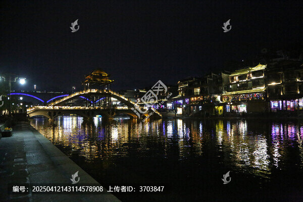 凤凰古城沱江两岸的夜景