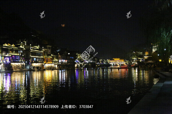 凤凰古城沱江两岸的夜景