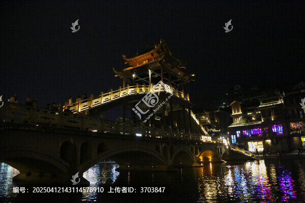凤凰古城沱江两岸的夜景