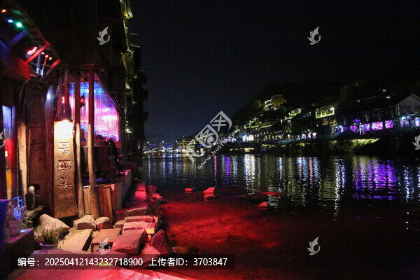 凤凰古城沱江两岸的夜景
