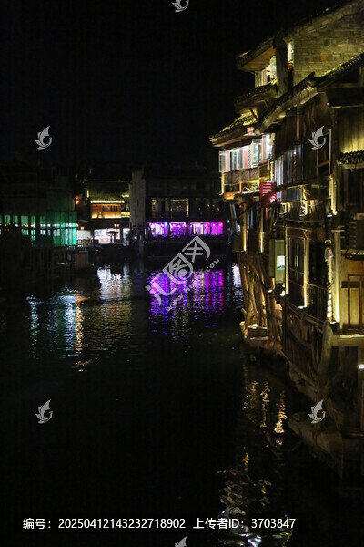 凤凰古城沱江两岸的夜景