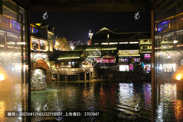 凤凰古城沱江两岸的夜景