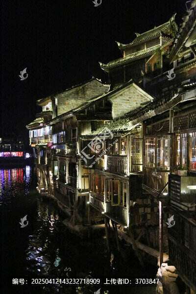 凤凰古城沱江两岸的夜景