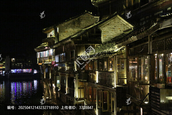 凤凰古城沱江两岸的夜景