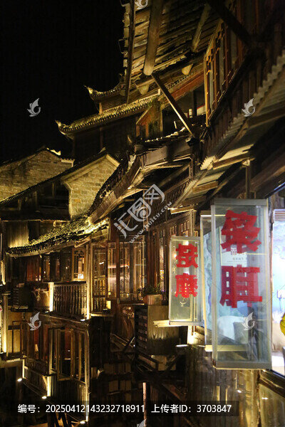 凤凰古城沱江两岸的夜景