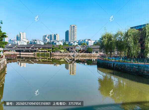 古街河畔与现代建筑相映
