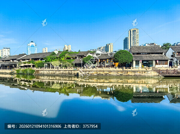 古街河畔与现代建筑相映