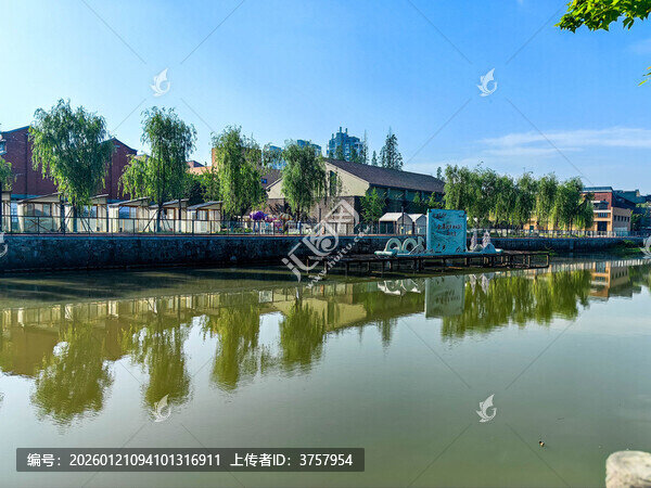 河畔景致与岸边建筑倒影